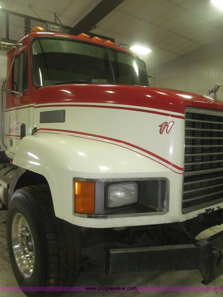 image for item F7207 1992 Mack CH613 silage truck