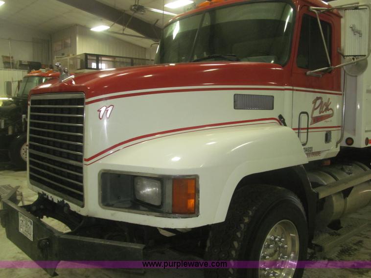 image for item F7207 1992 Mack CH613 silage truck