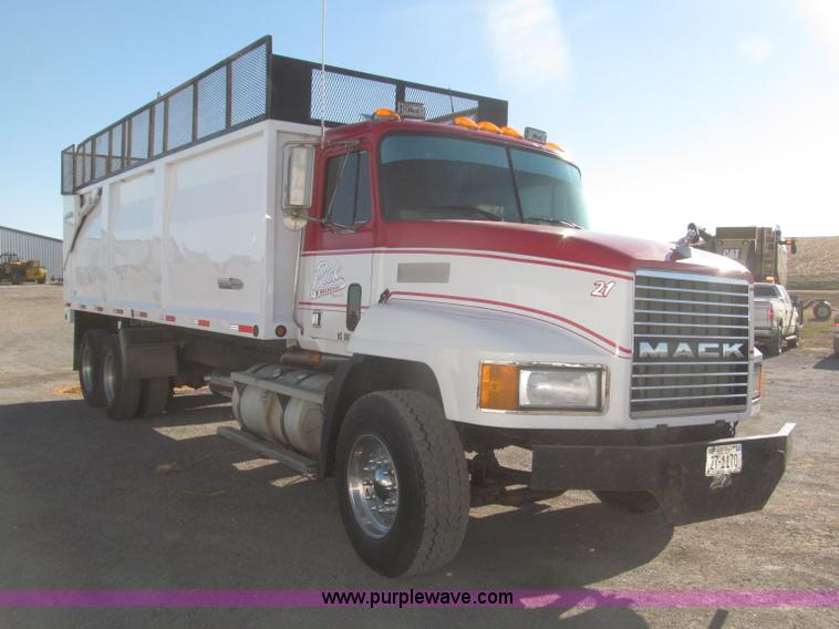 image for item F7208 1993 Mack CH613 silage truck