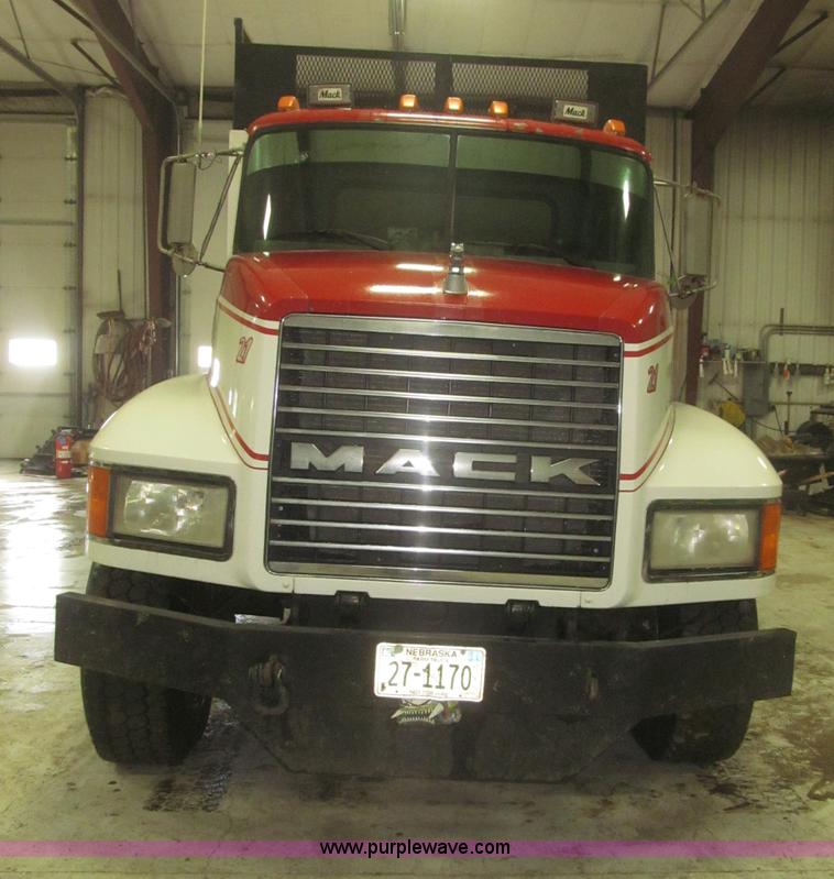 image for item F7208 1993 Mack CH613 silage truck