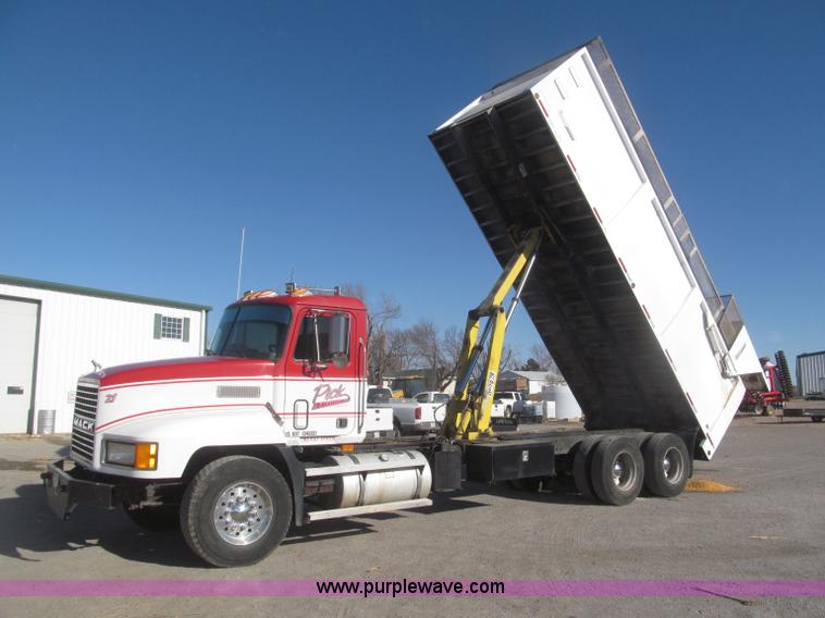 image for item F7208 1993 Mack CH613 silage truck