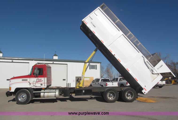 image for item F7208 1993 Mack CH613 silage truck