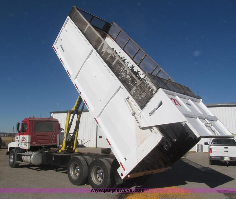 image for item F7208 1993 Mack CH613 silage truck