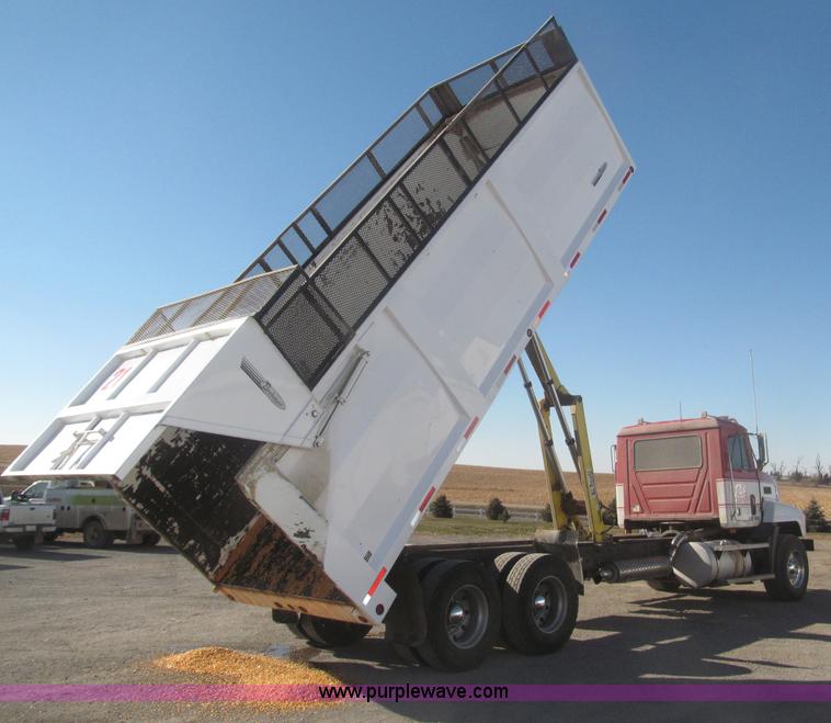 image for item F7208 1993 Mack CH613 silage truck