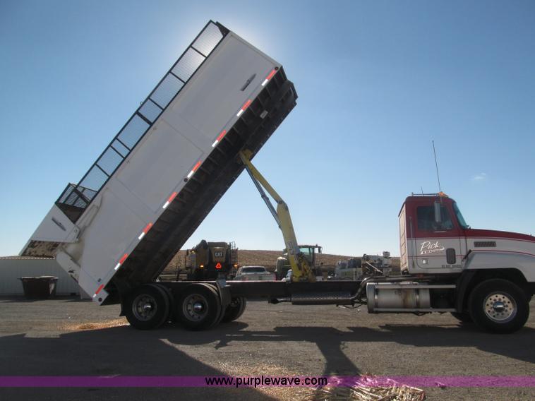 image for item F7208 1993 Mack CH613 silage truck