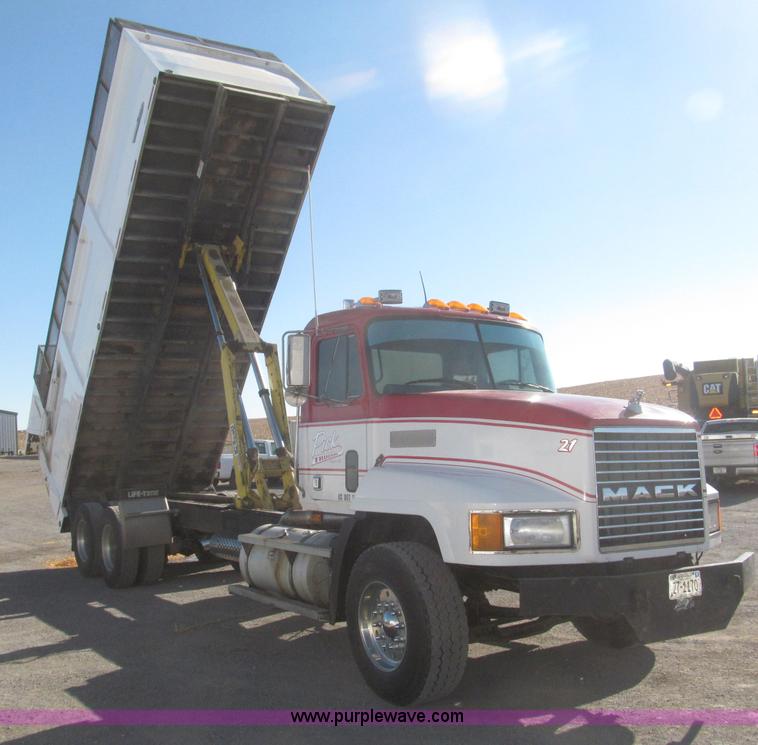 image for item F7208 1993 Mack CH613 silage truck