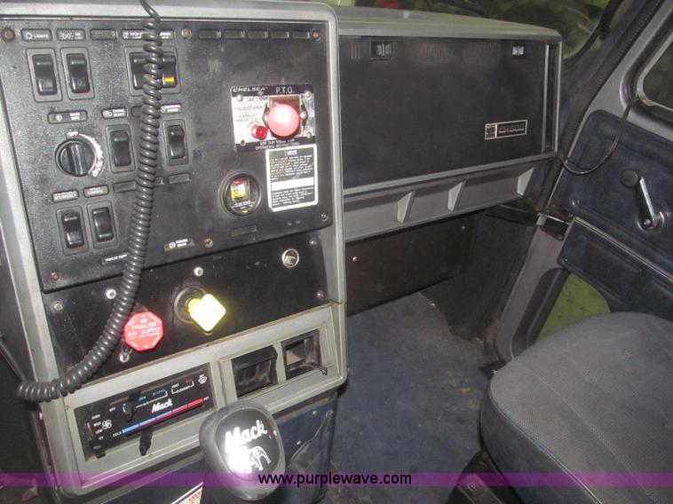 image for item F7208 1993 Mack CH613 silage truck