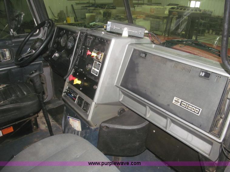 image for item F7208 1993 Mack CH613 silage truck