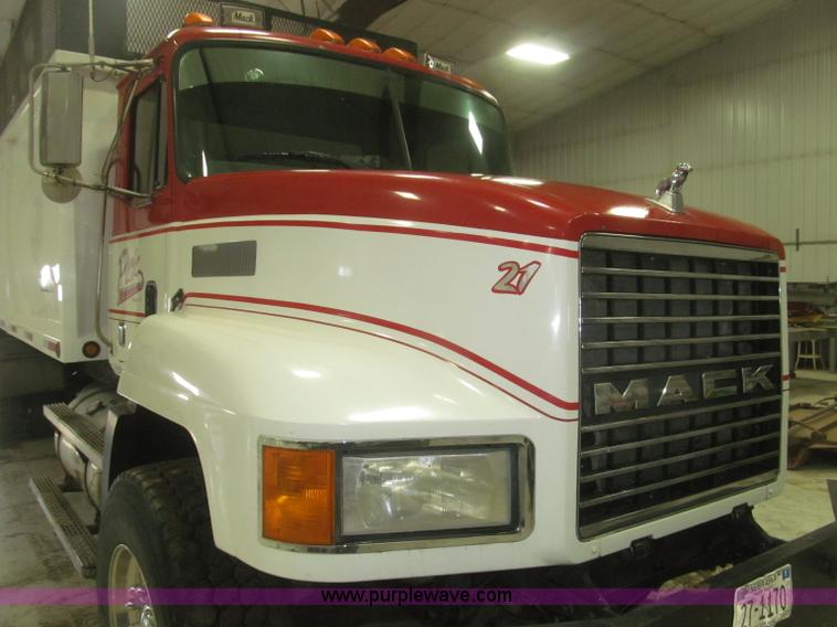 image for item F7208 1993 Mack CH613 silage truck