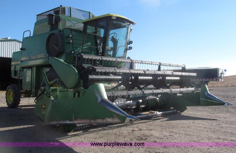 image for item F7209 1982 John Deere 6620 combine