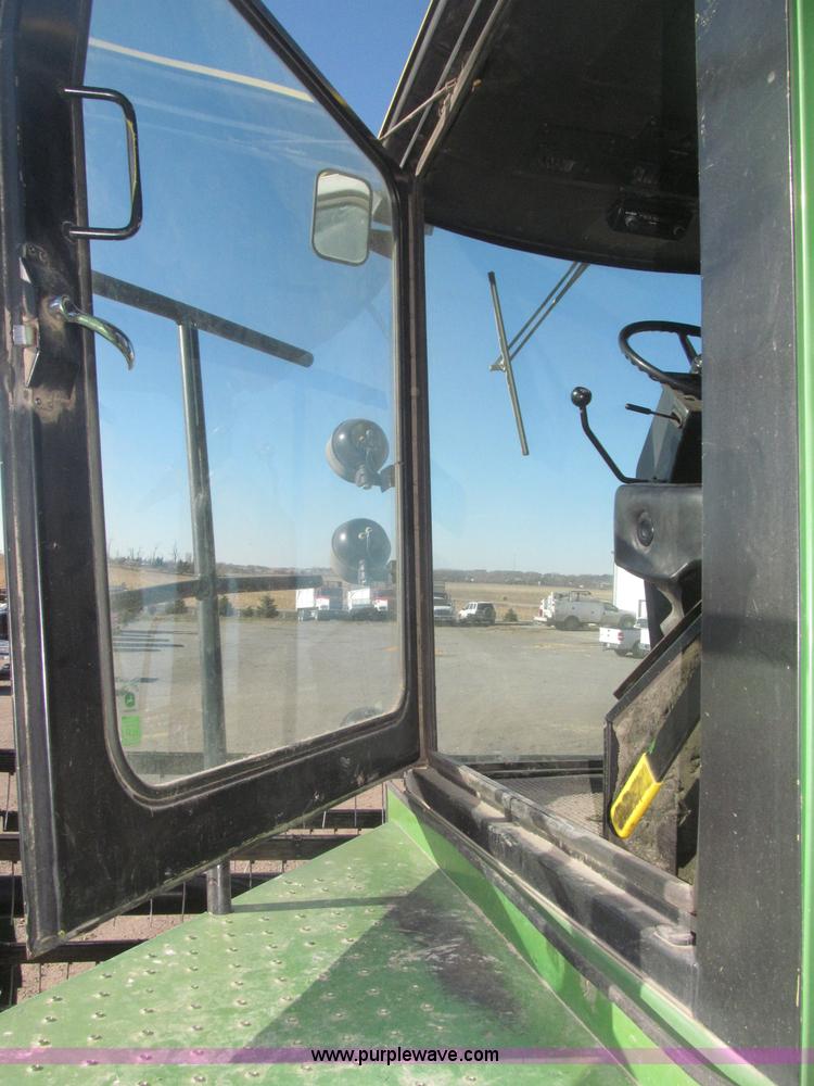 image for item F7209 1982 John Deere 6620 combine