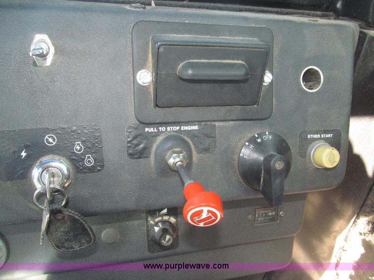 image for item F7209 1982 John Deere 6620 combine