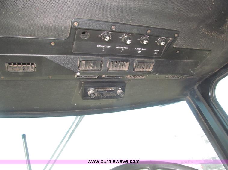 image for item F7209 1982 John Deere 6620 combine