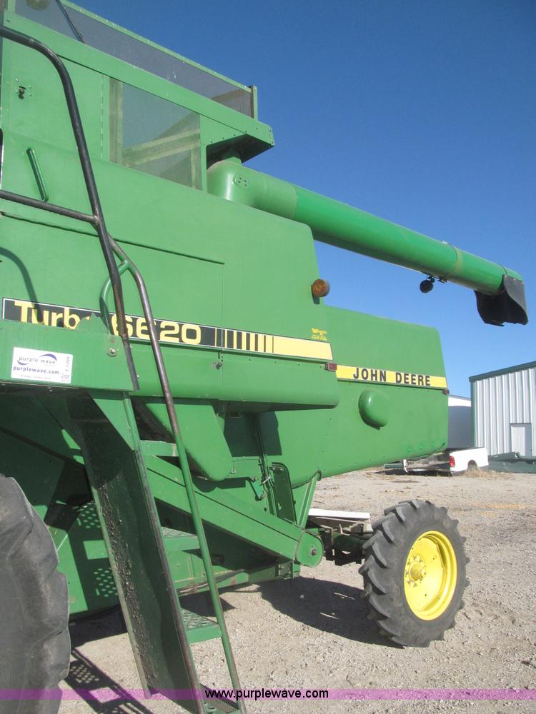 image for item F7209 1982 John Deere 6620 combine