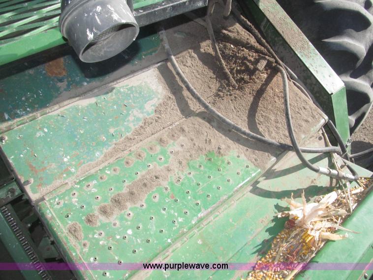 image for item F7209 1982 John Deere 6620 combine