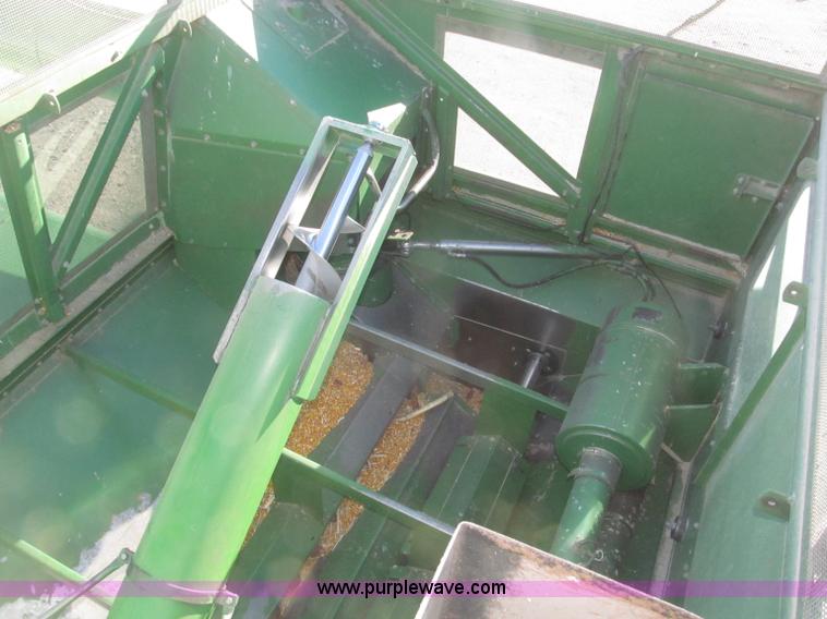 image for item F7209 1982 John Deere 6620 combine