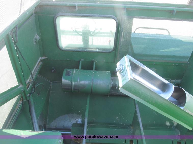 image for item F7209 1982 John Deere 6620 combine