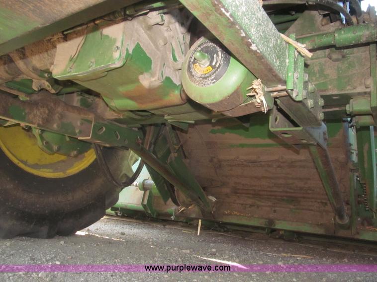 image for item F7209 1982 John Deere 6620 combine