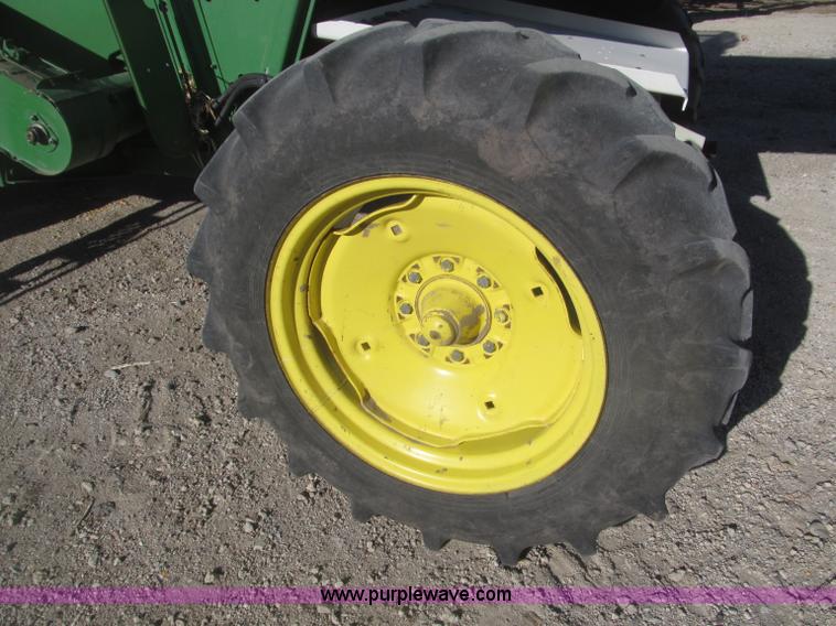 image for item F7209 1982 John Deere 6620 combine