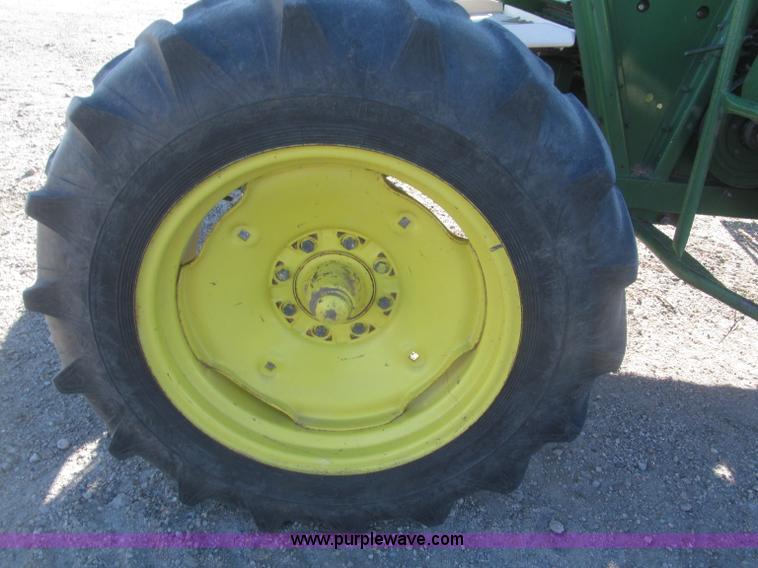 image for item F7209 1982 John Deere 6620 combine