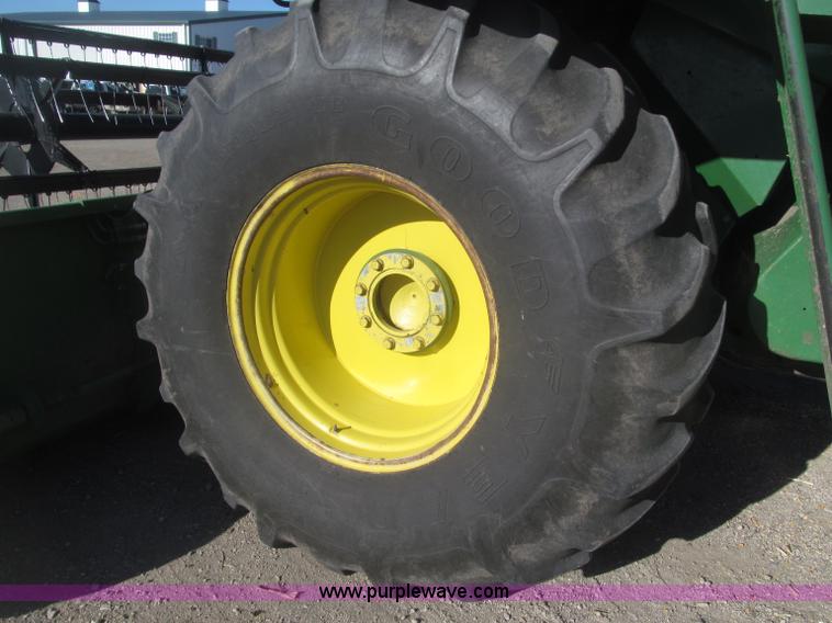 image for item F7209 1982 John Deere 6620 combine