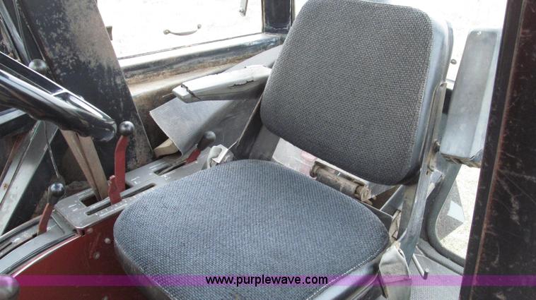 image for item G2207 1974 Allis Chalmers 7040 tractor