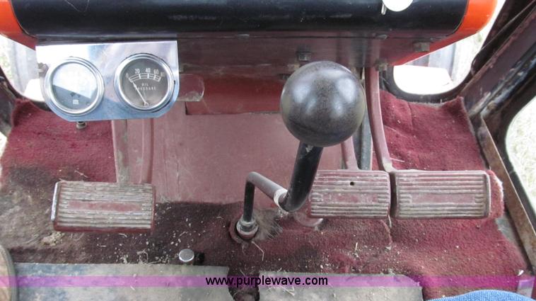 image for item G2207 1974 Allis Chalmers 7040 tractor