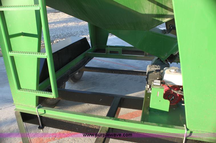 image for item G4422 Patriot 220 seed tender