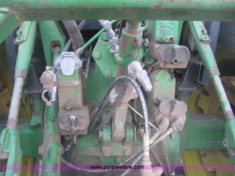 image for item H4272 1989 John Deere 4955 MFWD tractor