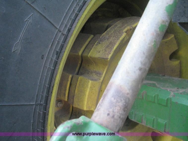 image for item H4272 1989 John Deere 4955 MFWD tractor