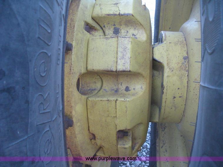 image for item H4272 1989 John Deere 4955 MFWD tractor