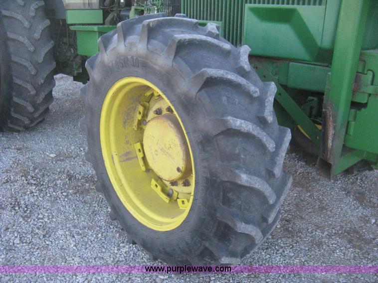 image for item H4272 1989 John Deere 4955 MFWD tractor