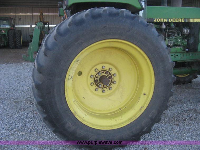 image for item H4272 1989 John Deere 4955 MFWD tractor