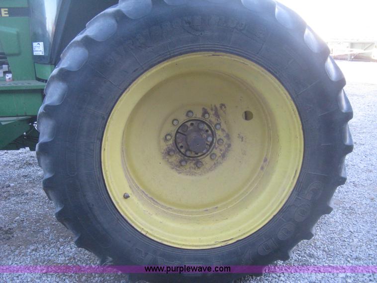 image for item H4272 1989 John Deere 4955 MFWD tractor