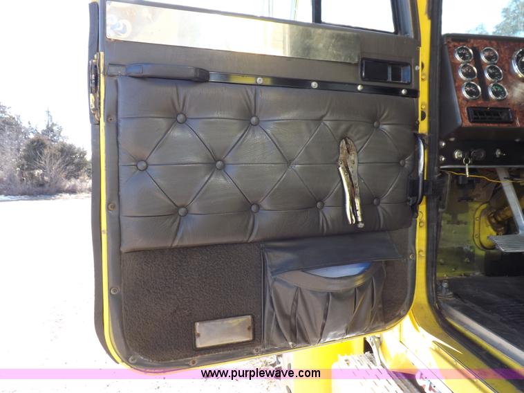 image for item I9219 1998 International F9370 Eagle semi truck