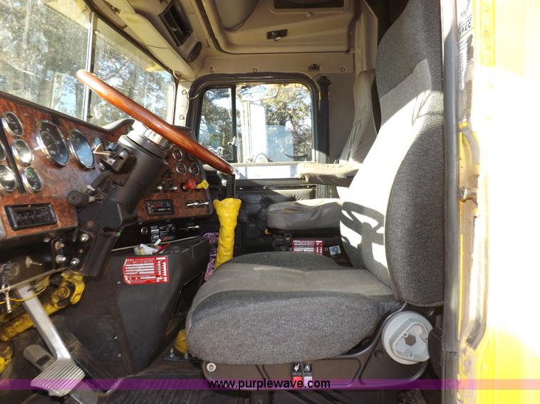 image for item I9219 1998 International F9370 Eagle semi truck