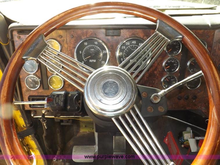 image for item I9219 1998 International F9370 Eagle semi truck