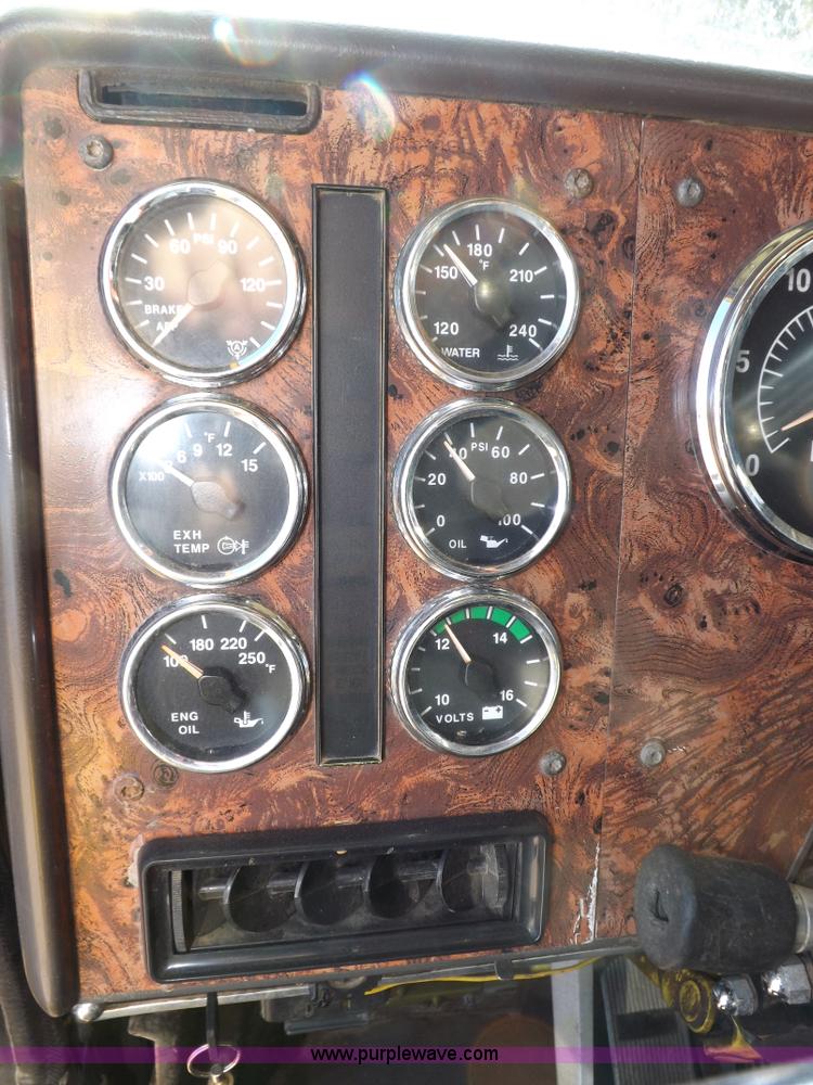 image for item I9219 1998 International F9370 Eagle semi truck