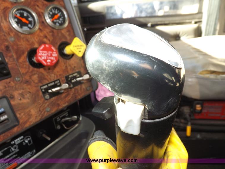 image for item I9219 1998 International F9370 Eagle semi truck