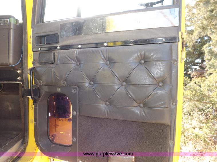 image for item I9219 1998 International F9370 Eagle semi truck