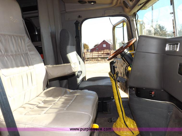 image for item I9219 1998 International F9370 Eagle semi truck