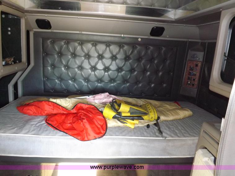 image for item I9219 1998 International F9370 Eagle semi truck