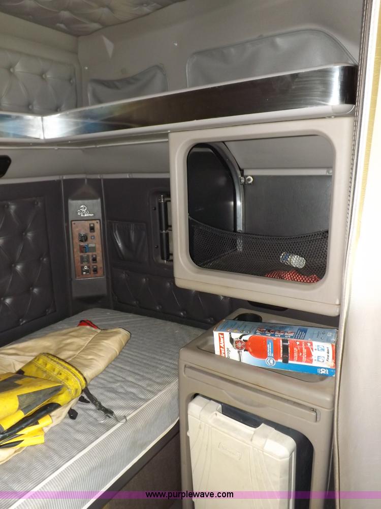 image for item I9219 1998 International F9370 Eagle semi truck