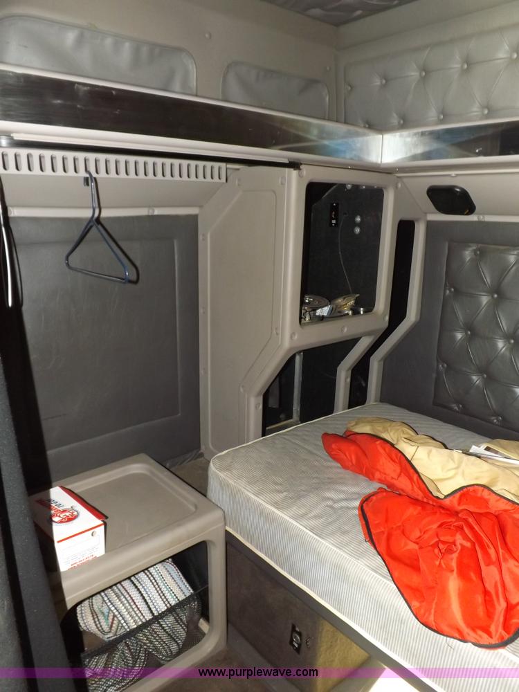 image for item I9219 1998 International F9370 Eagle semi truck