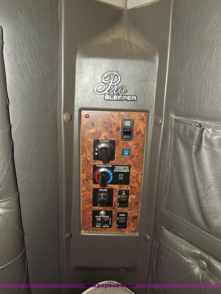 image for item I9219 1998 International F9370 Eagle semi truck