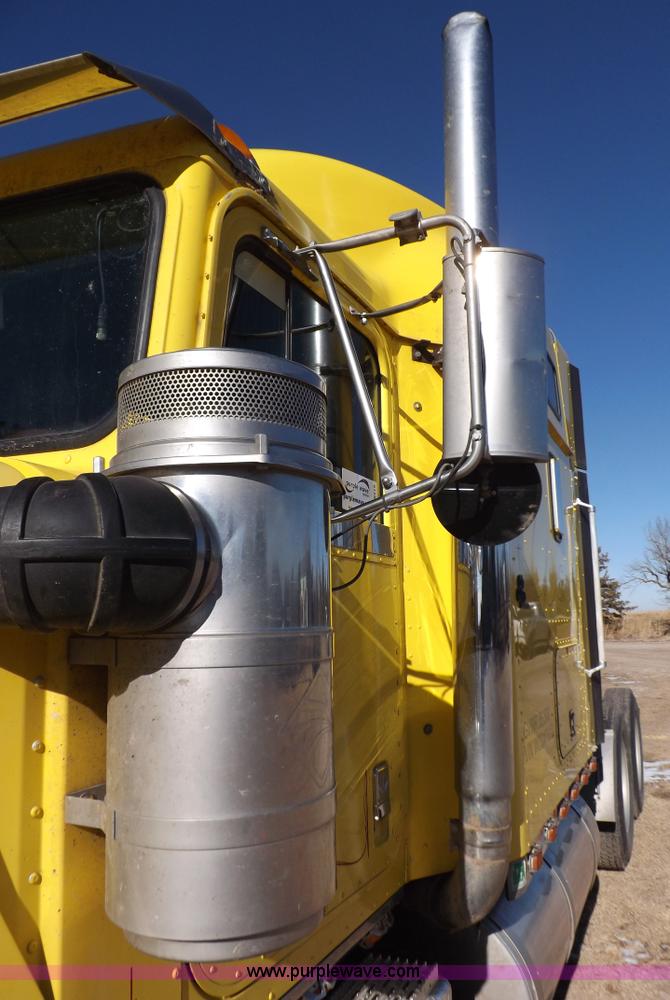 image for item I9219 1998 International F9370 Eagle semi truck