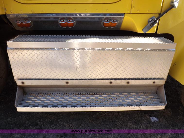 image for item I9219 1998 International F9370 Eagle semi truck