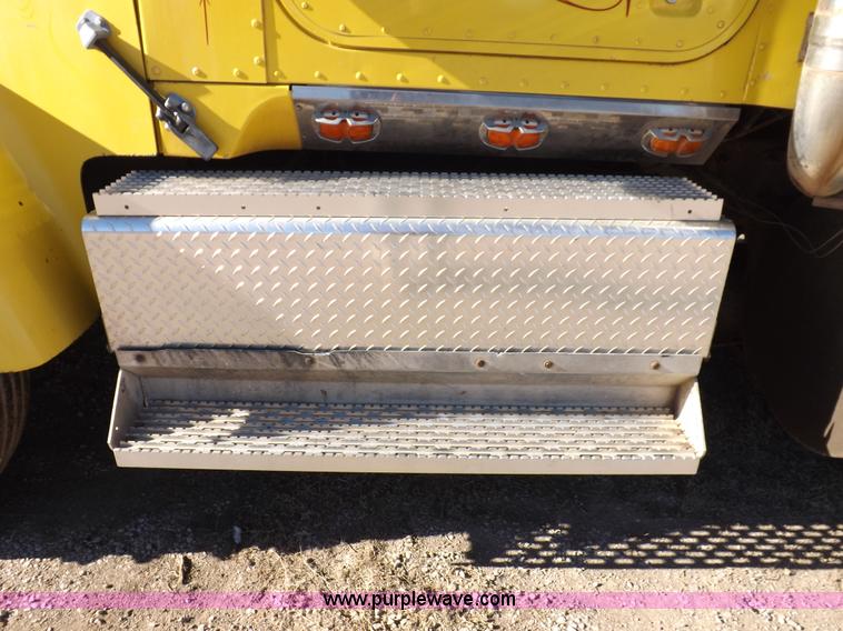 image for item I9219 1998 International F9370 Eagle semi truck