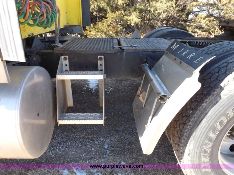 image for item I9219 1998 International F9370 Eagle semi truck