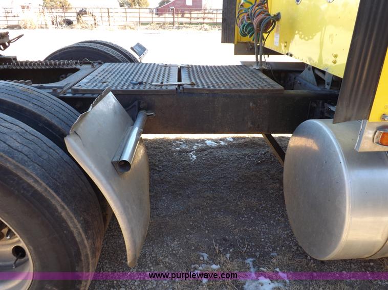 image for item I9219 1998 International F9370 Eagle semi truck